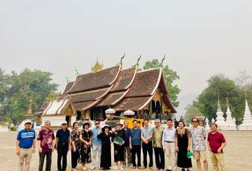Đoàn khách Hoàng Anh đi tham quan Lào