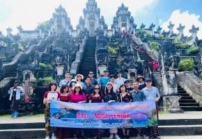 Đoàn khách Hoàng Anh đi tham quan Bali